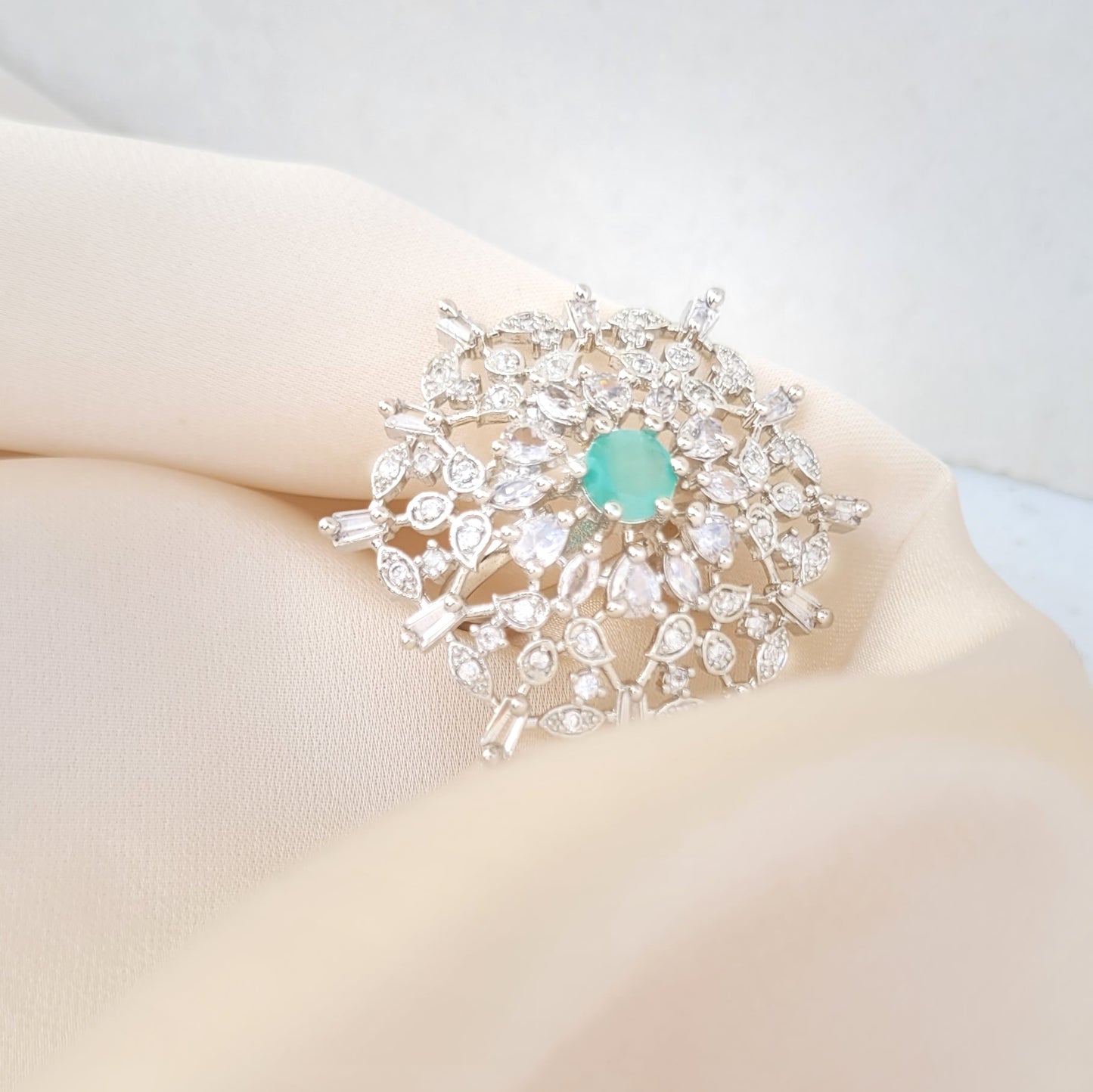 Detailed small stone ring (mint)